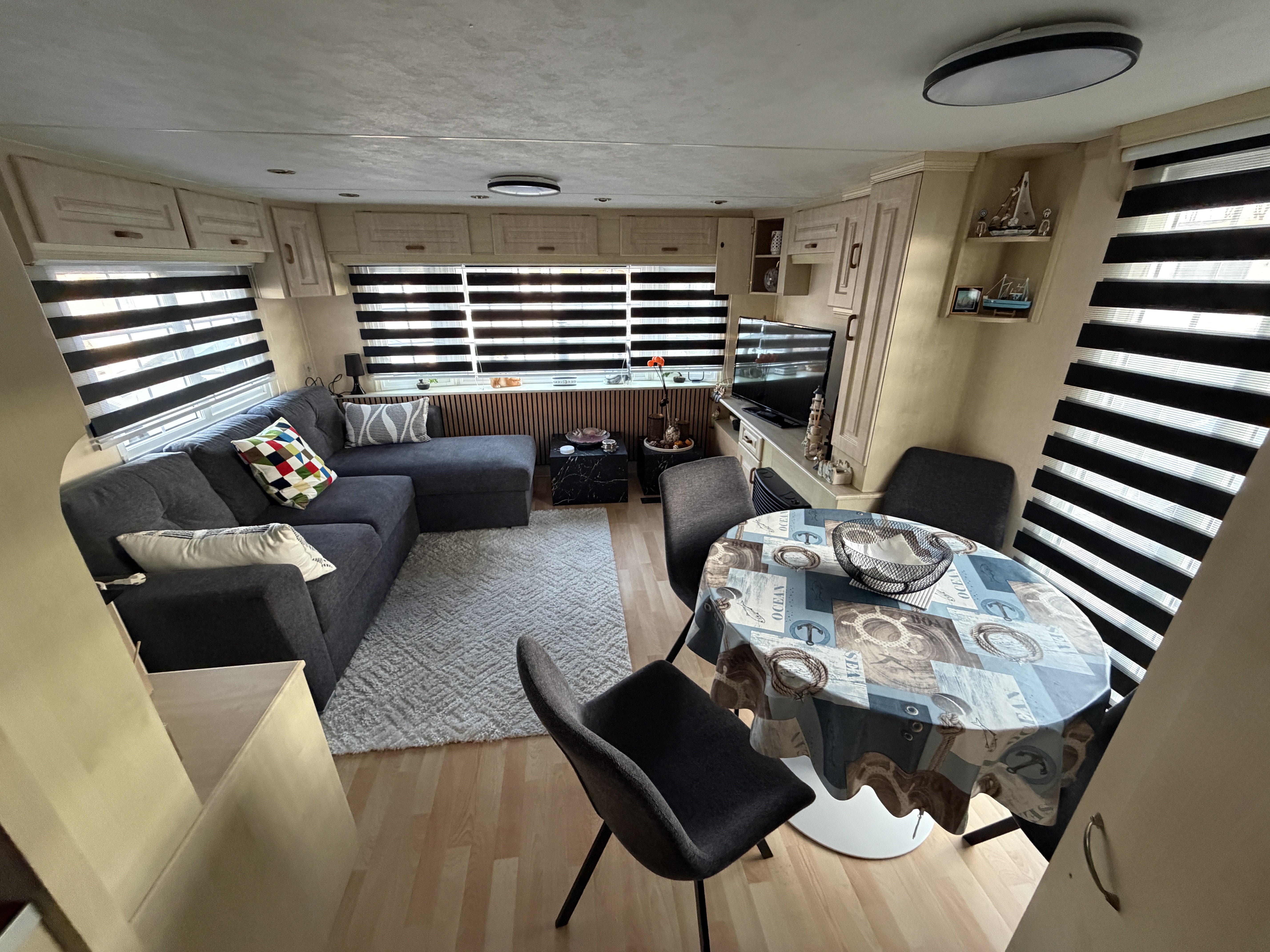 Rodeo Caravan - Instapklare en goed onderhouden sta-caravan 2 slaapkamers