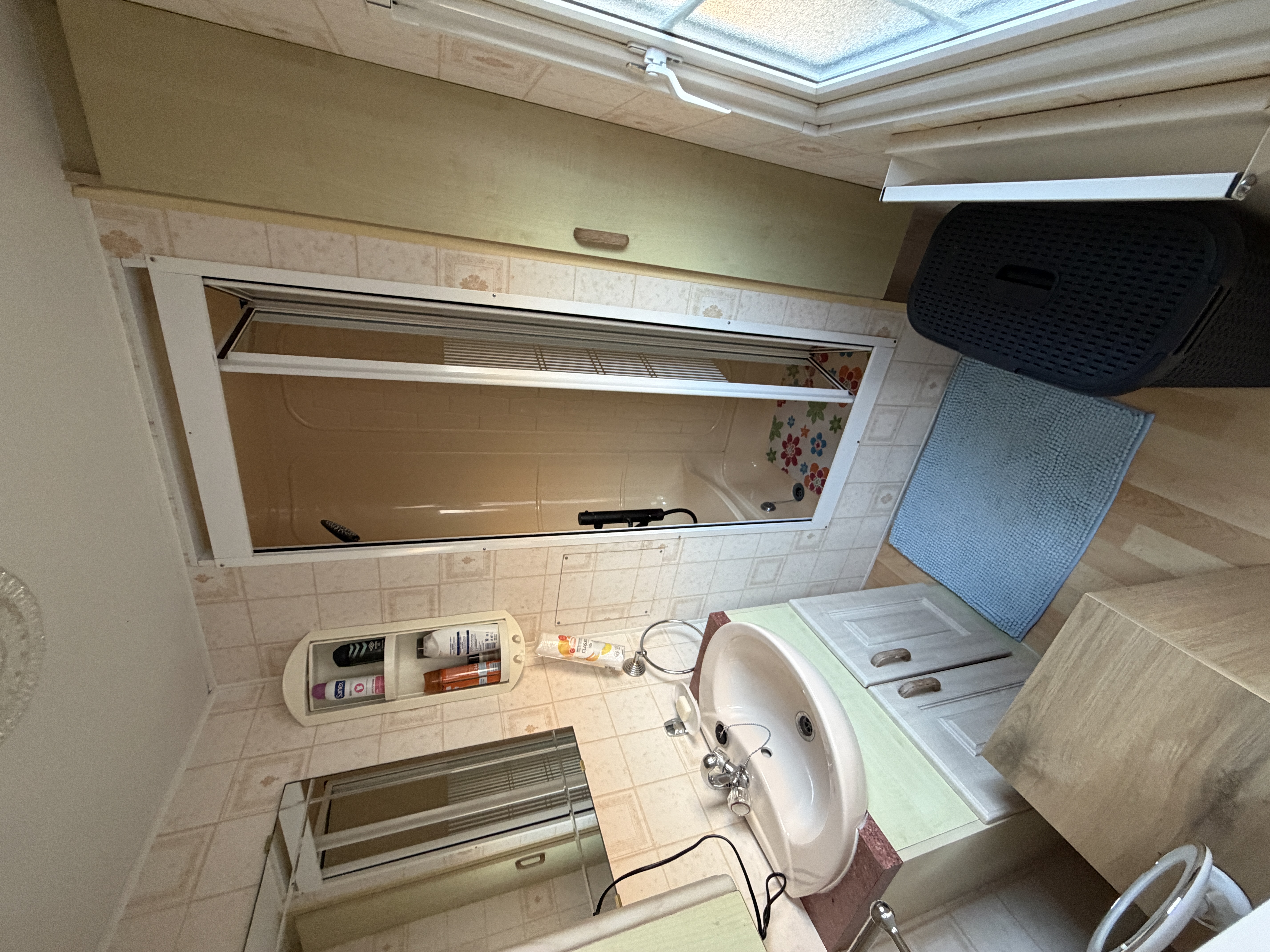 Rodeo Caravan - Instapklare en goed onderhouden sta-caravan 2 slaapkamers