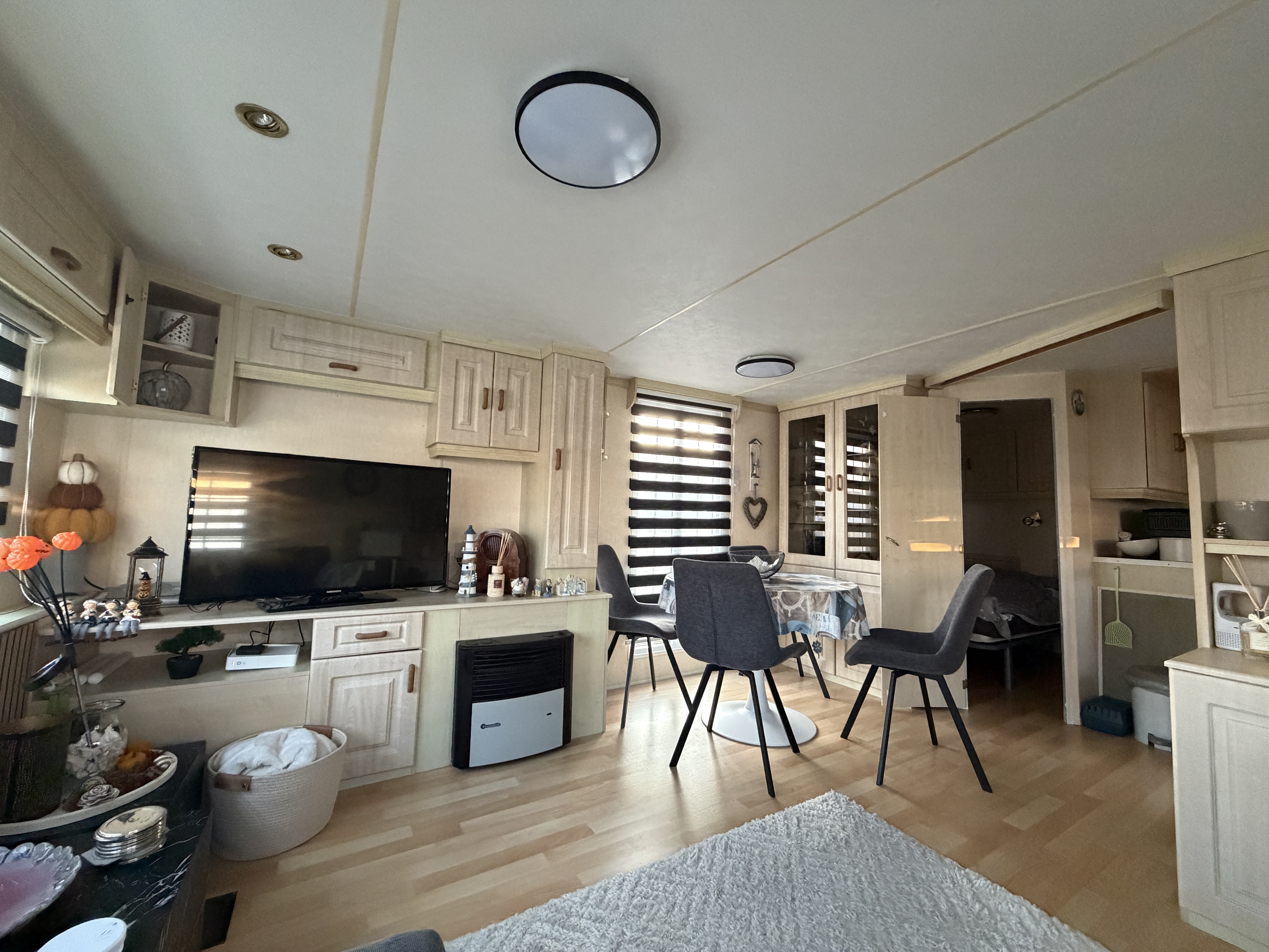 Rodeo Caravan - Instapklare en goed onderhouden sta-caravan 2 slaapkamers