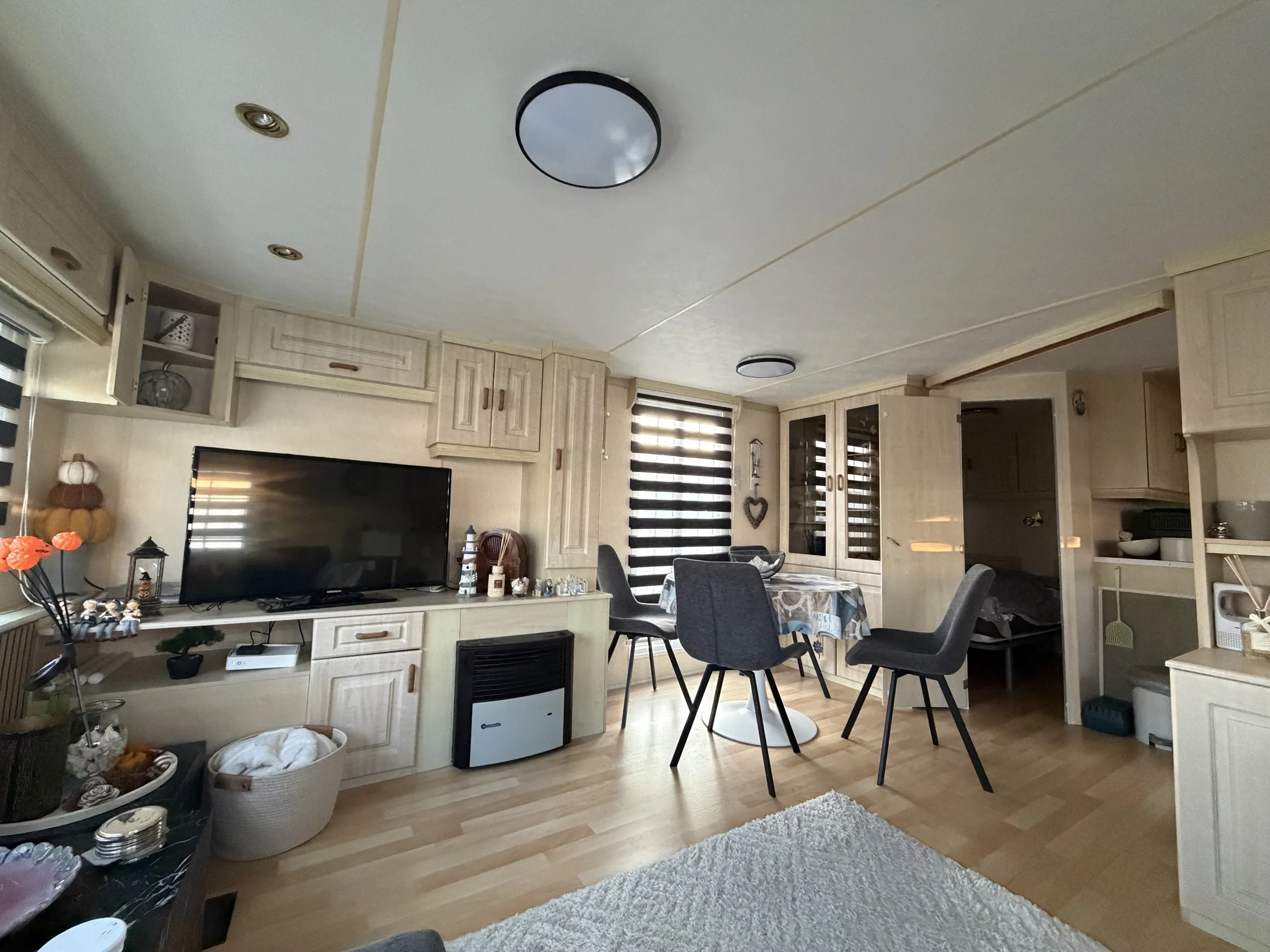 Rodeo Caravan - Instapklare en goed onderhouden sta-caravan 2 slaapkamers