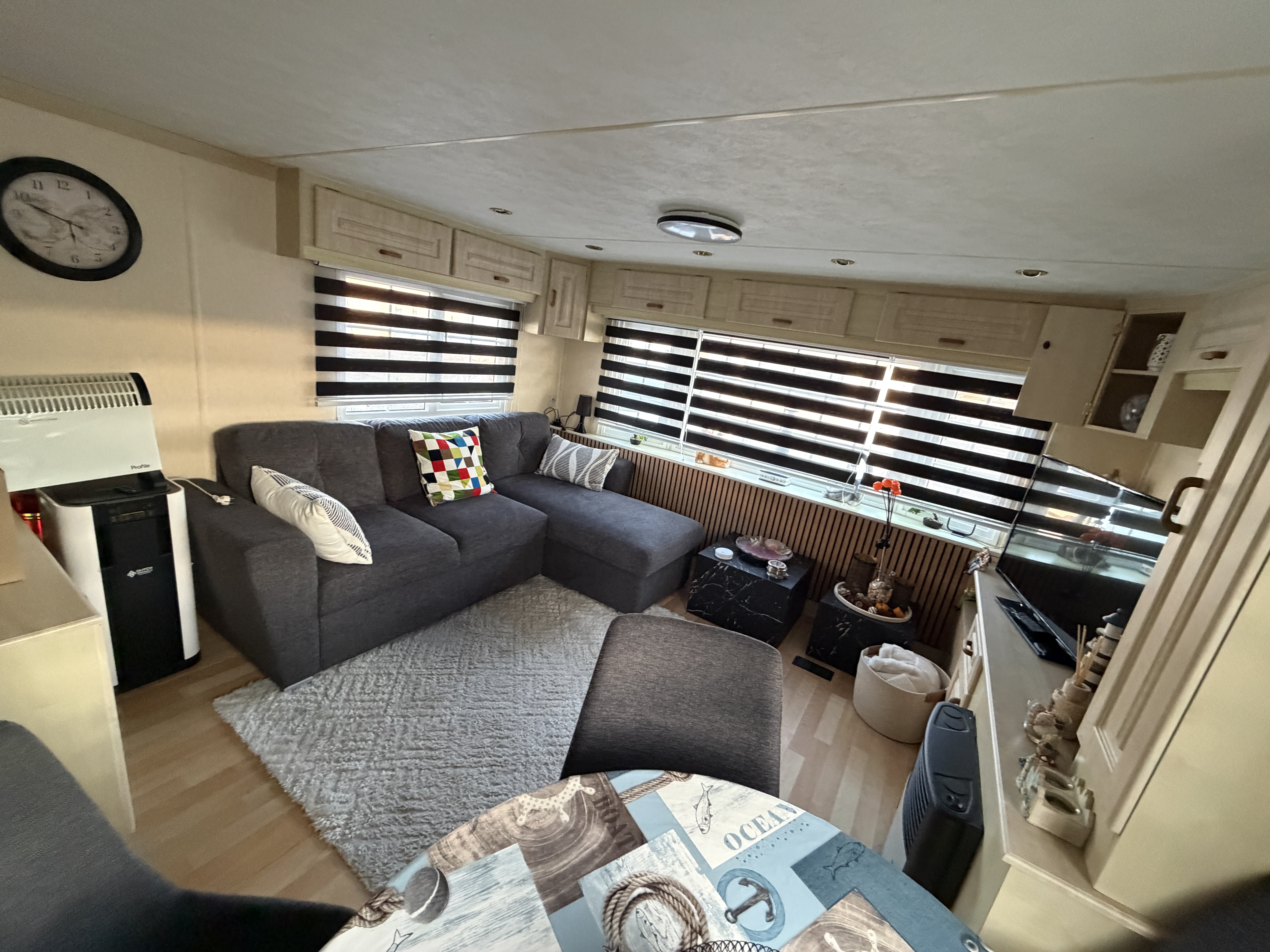 Rodeo Caravan - Instapklare en goed onderhouden sta-caravan 2 slaapkamers